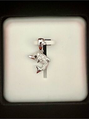 🆕 Silver Dolphin Pendant with .50 ctwt Moissanite Crystals $150 retail
